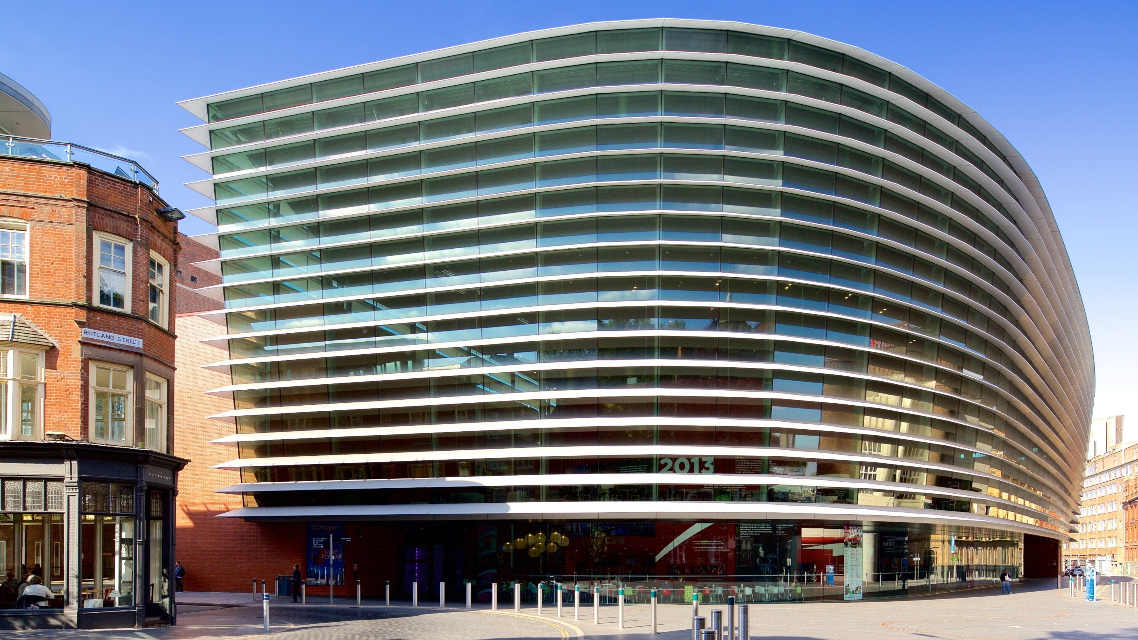 カーブ シアター フィーチャー 現代建築 と 劇場シーン