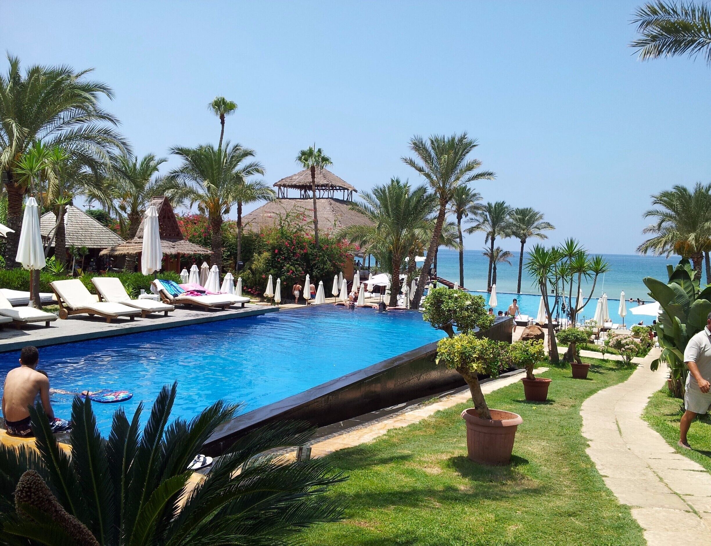 Relaxing spot right on the seafront with a calm tropical vibe great for unwinding.