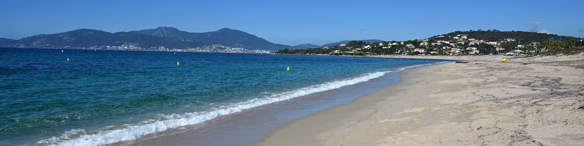 La plage d'Agosta ensoleillé en Corse