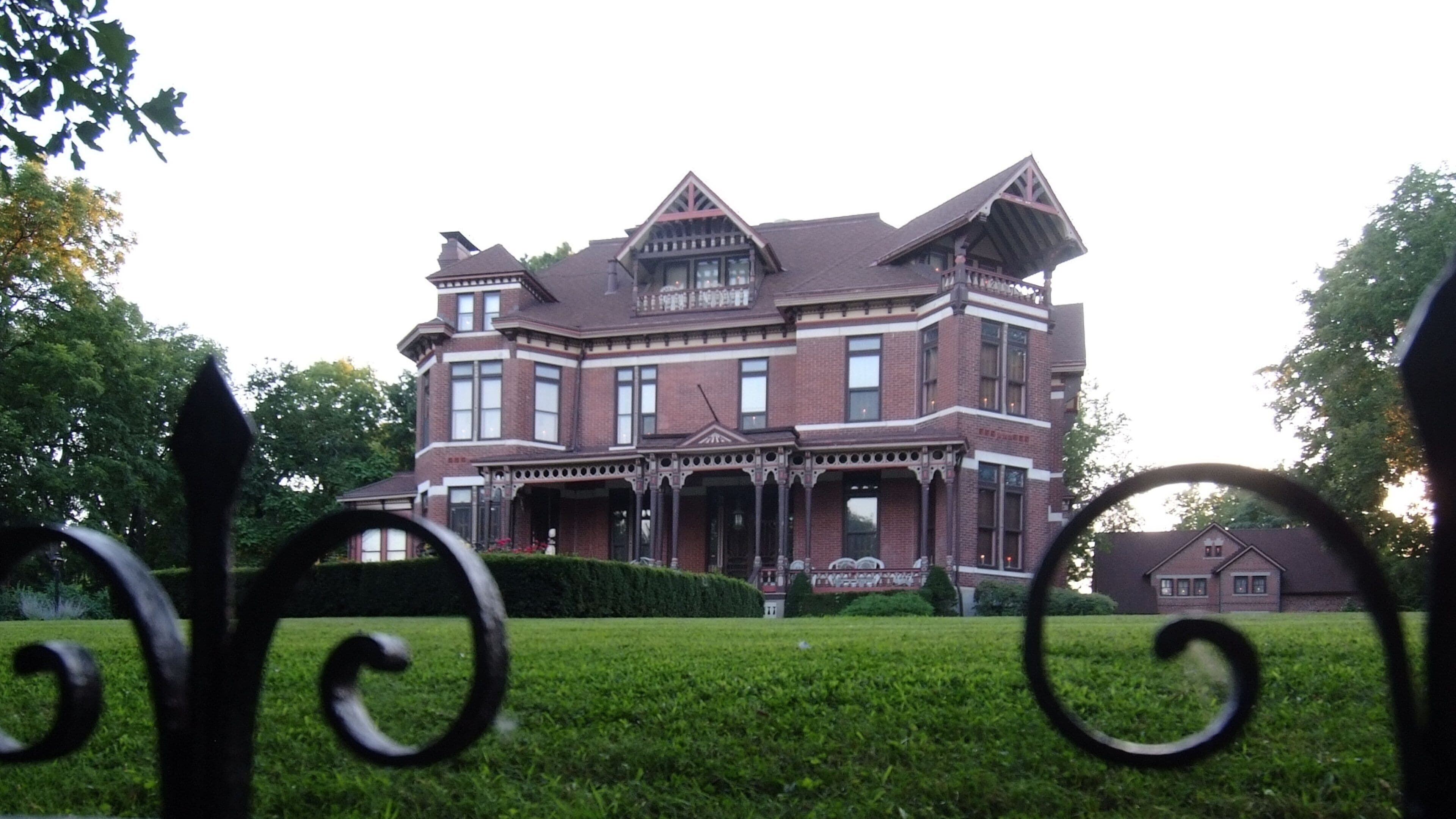 Leavenworth showing a park, heritage architecture and a house