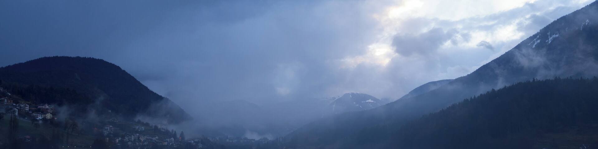 Biotopo Paludi di Sternigo. Prime luci dell'alba sul lago di Serraia durante una mattina molto nuvolosa di fine Marzo. (Q3640230)