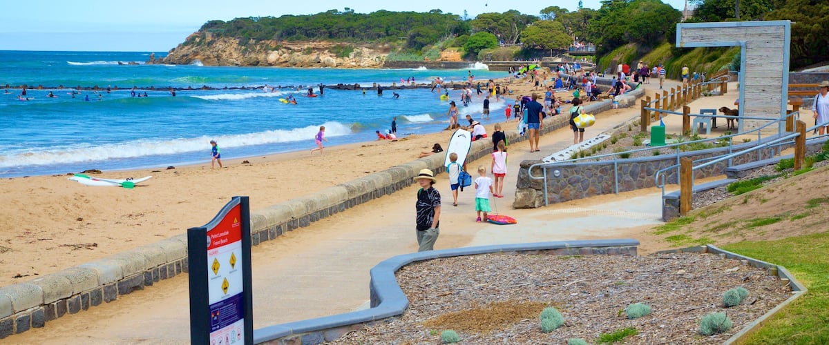 Point Lonsdale featuring a beach as well as a large group of people