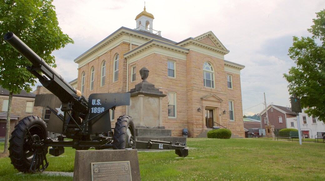 Summersville có tính năng kiến trúc di sản, tưởng niệm và quân sự