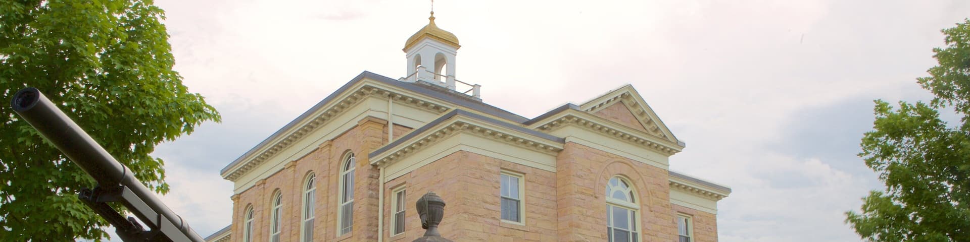 Summersville which includes a memorial, heritage architecture and military items