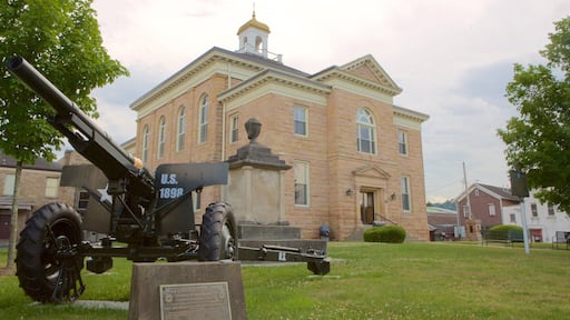 Summersville que incluye artículos militares, arquitectura patrimonial y un monumento