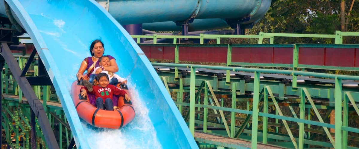 Nicco Park som inkluderar ett äventyrsbad, en trädgård och åkattraktioner