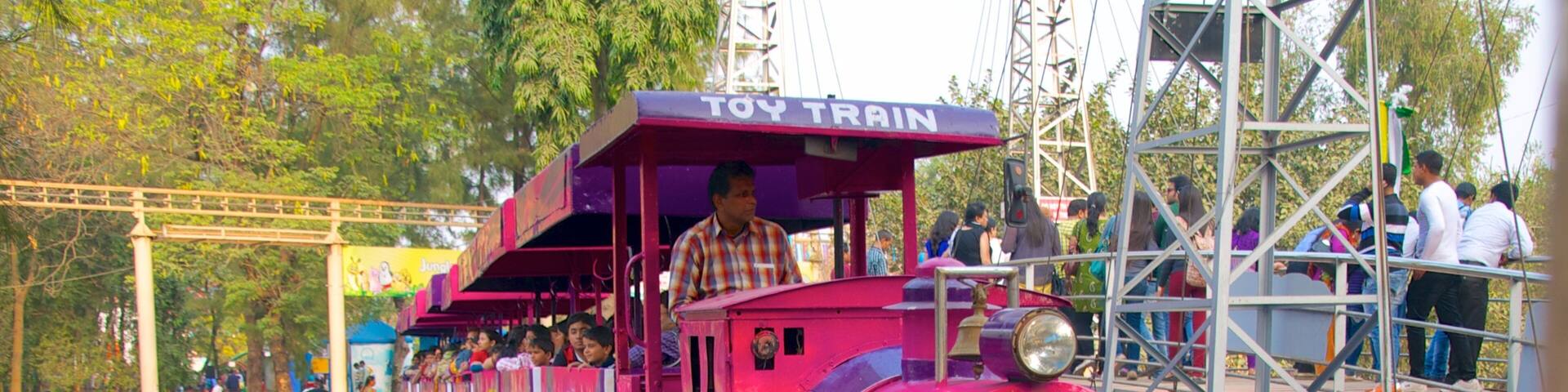 Nicco Park showing railway items, rides and a park