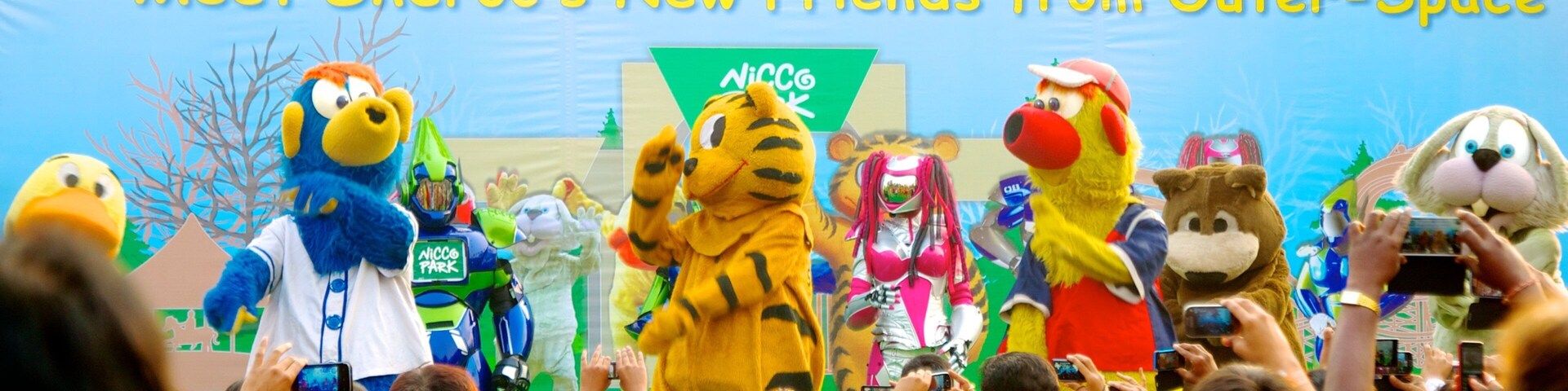 Nicco Park showing performance art, a garden and rides