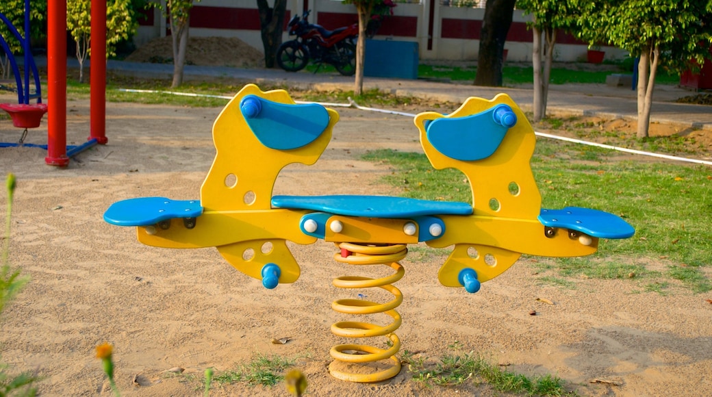 Nicco Park das einen Spielplatz und Garten