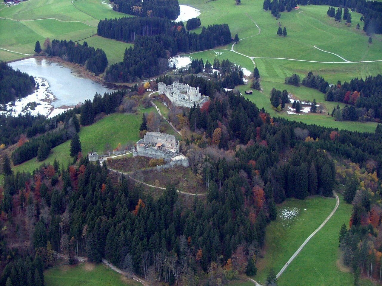 Die beiden Burgruinen Hohenfreyberg (hinten) und Eisenberg (vorne) bei der Gemeinde Eisenberg im Allgäu.