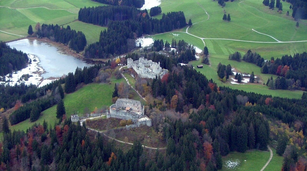 Die beiden Burgruinen Hohenfreyberg (hinten) und Eisenberg (vorne) bei der Gemeinde Eisenberg im Allgäu.