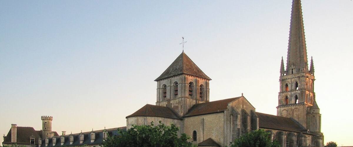 l'abbaye de Saint-Savin-sur-Gartempe au soleil couchant vue du pont sur la Gartempe.