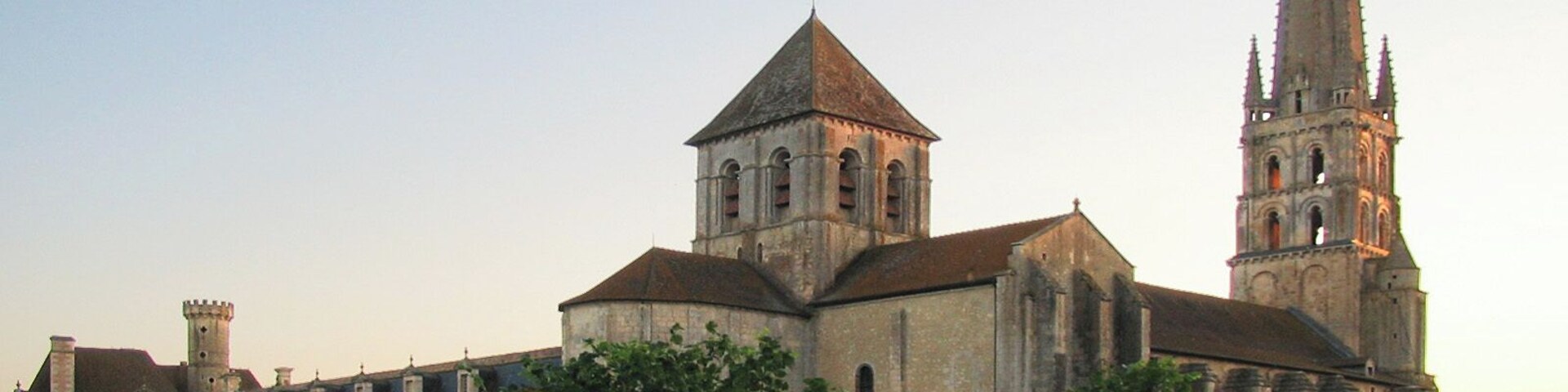 l'abbaye de Saint-Savin-sur-Gartempe au soleil couchant vue du pont sur la Gartempe.