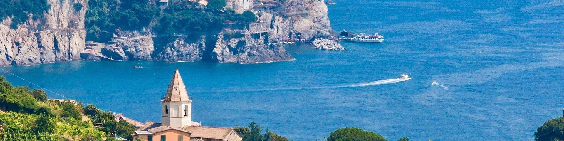 The distance between Vernazza and Corgniglia as the crow flies but for ramblers the bay is large. There is a great cafe at the midway mark between the two with tea, cakes , coldrinks and fantastic views. #likealocal