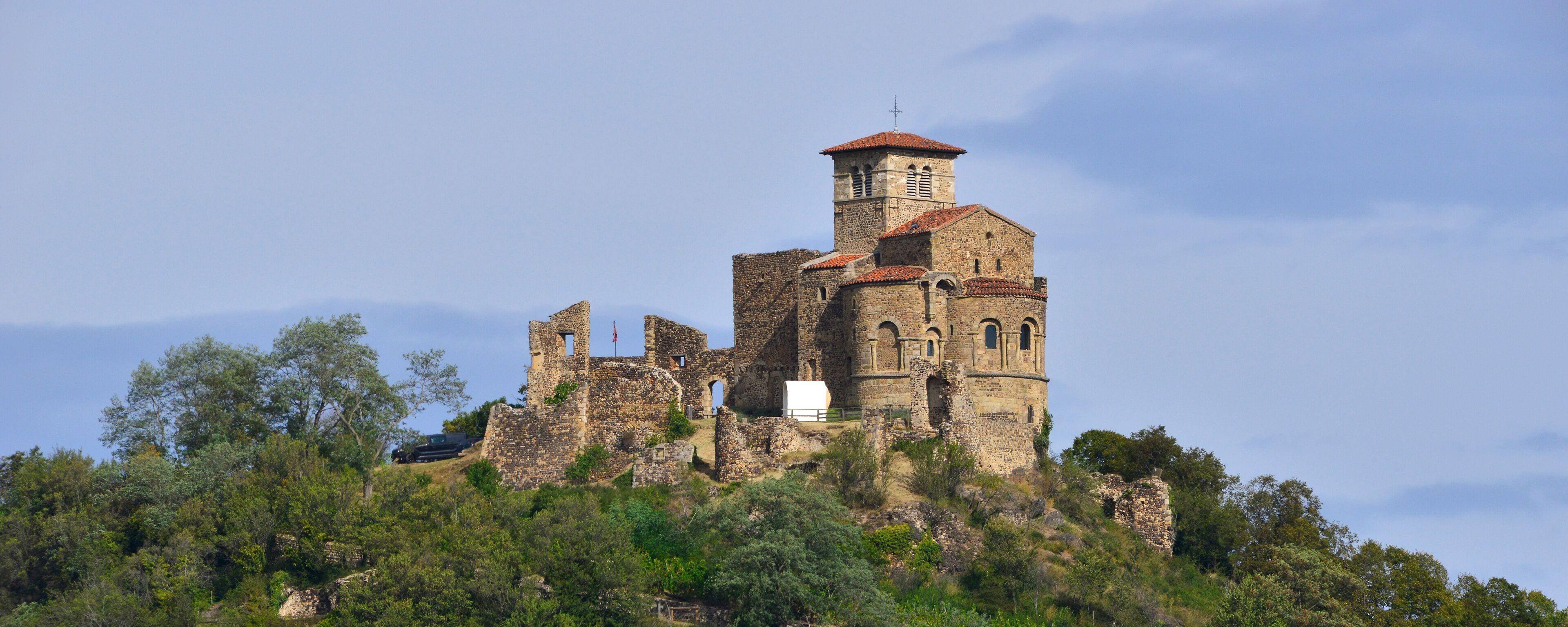 Panoramique église Prieurale Saint-Romain de Saint-Romain-le-Puy (42610) département de la Loire en région Auvergne-Rhône-Alpes, France