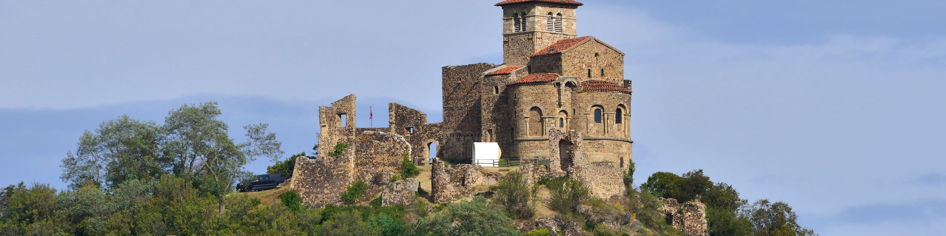 Panoramique église Prieurale Saint-Romain de Saint-Romain-le-Puy (42610) département de la Loire en région Auvergne-Rhône-Alpes, France