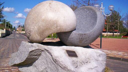 Harmonie rond point place Savignano
EQUILIBRE PRECAIRE granite black and white yin and yan,peaceful réality of SCHUBOTZ sculptor