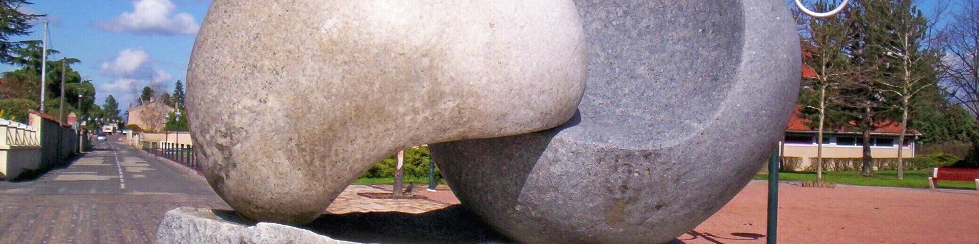 Harmonie rond point place Savignano
EQUILIBRE PRECAIRE granite black and white yin and yan,peaceful réality of SCHUBOTZ sculptor