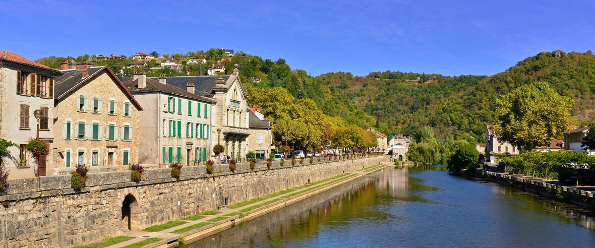 Panoramique sur l'Aveyron à Villefranche-de-Rouergue (12200), département de l'Aveyron en région Occitanie, France