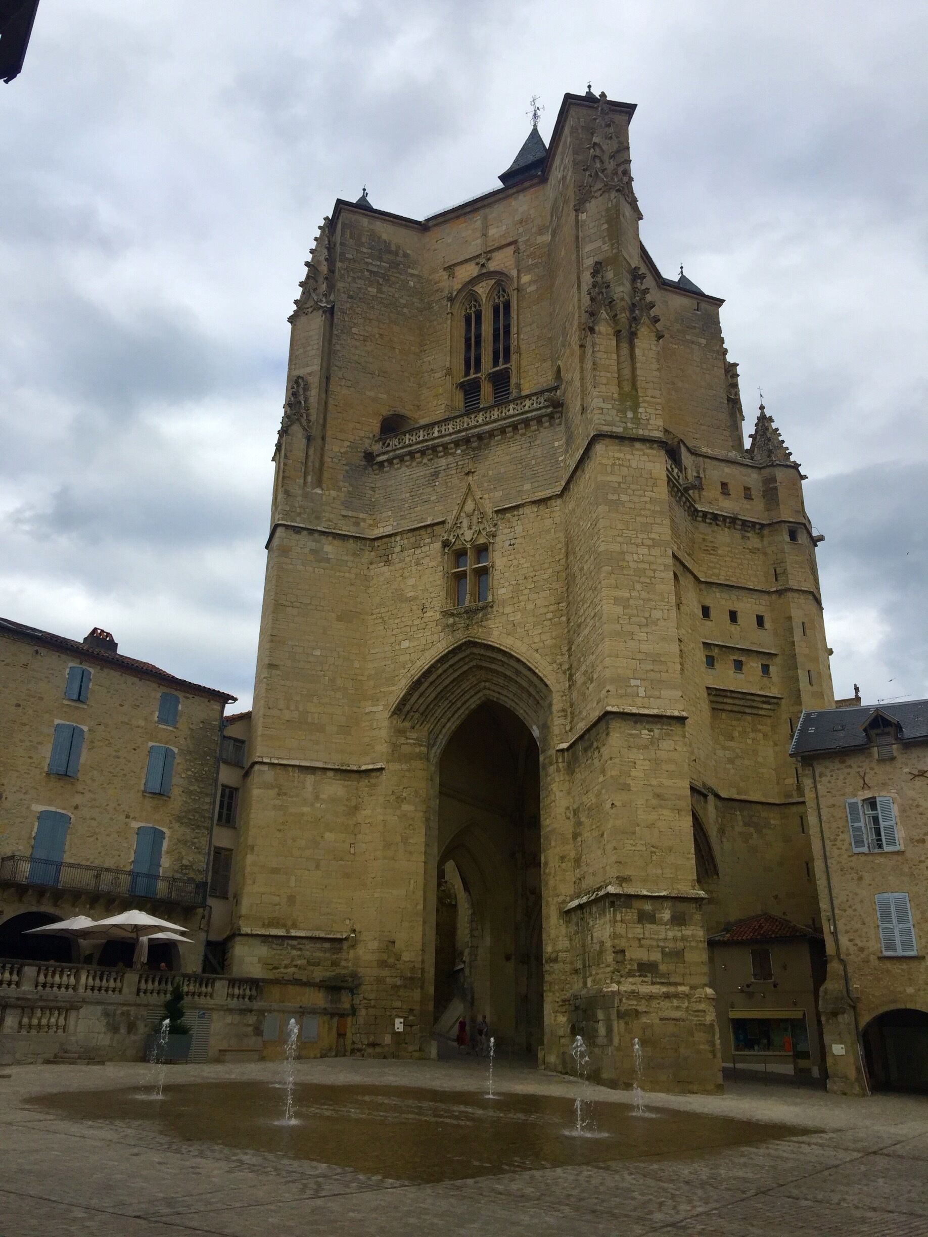 Very nice old Town in France 🇫🇷 you can go into the church. It's a very amazing Christian Church.