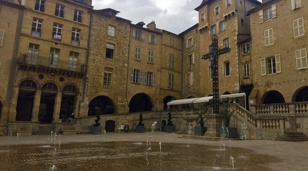 In front of the Collegiale Notre-Dame is a place with a lot of old Houses. You can sit in a Café and enjoy.
