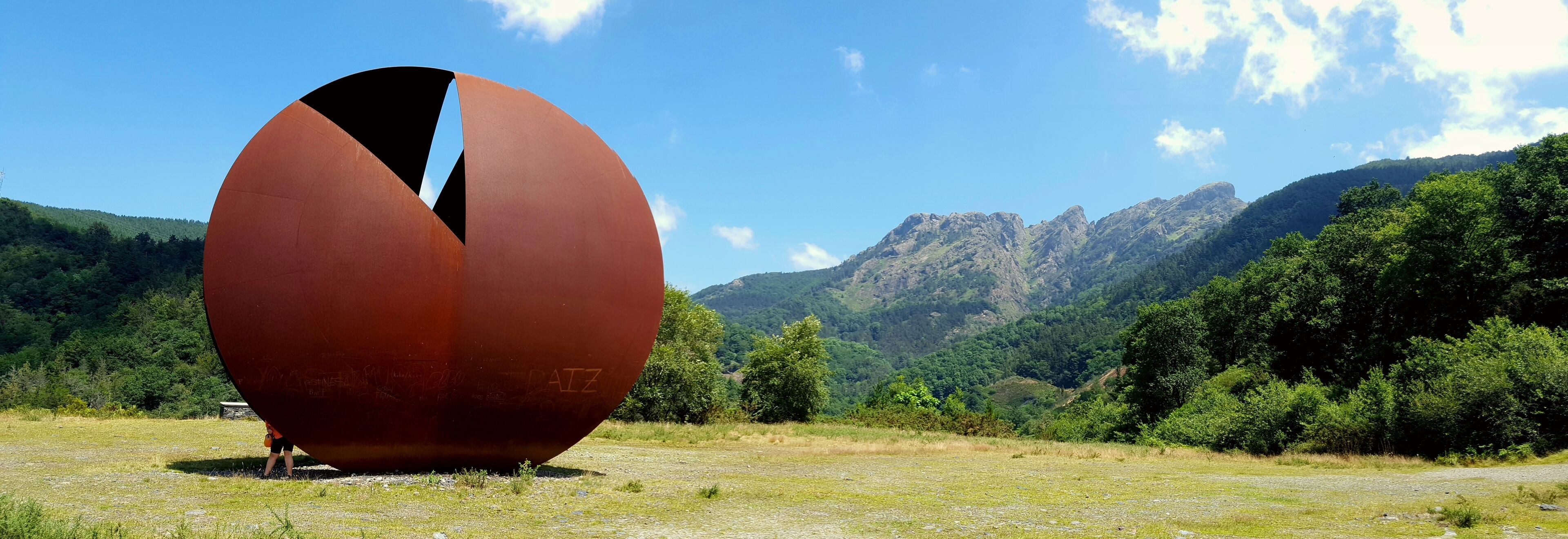 Erabatekoa eta ezdeusa Sorburua. Imanol Marrodan-en eskultura Arditurri-n