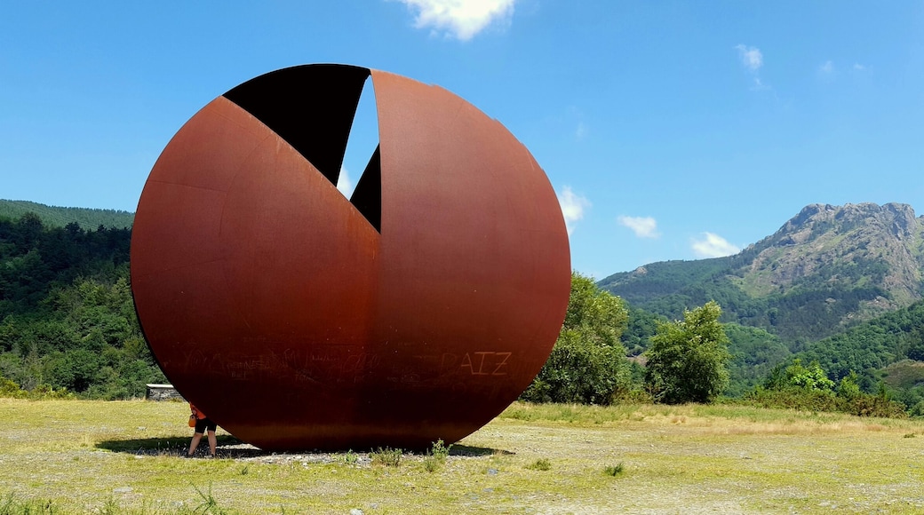 Erabatekoa eta ezdeusa Sorburua. Imanol Marrodan-en eskultura Arditurri-n