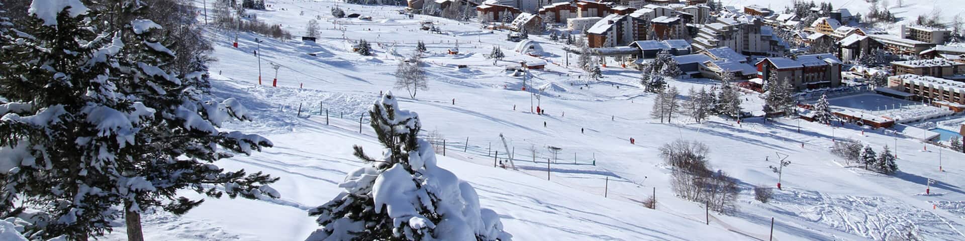 Mont-de-Lans featuring snow and mountains