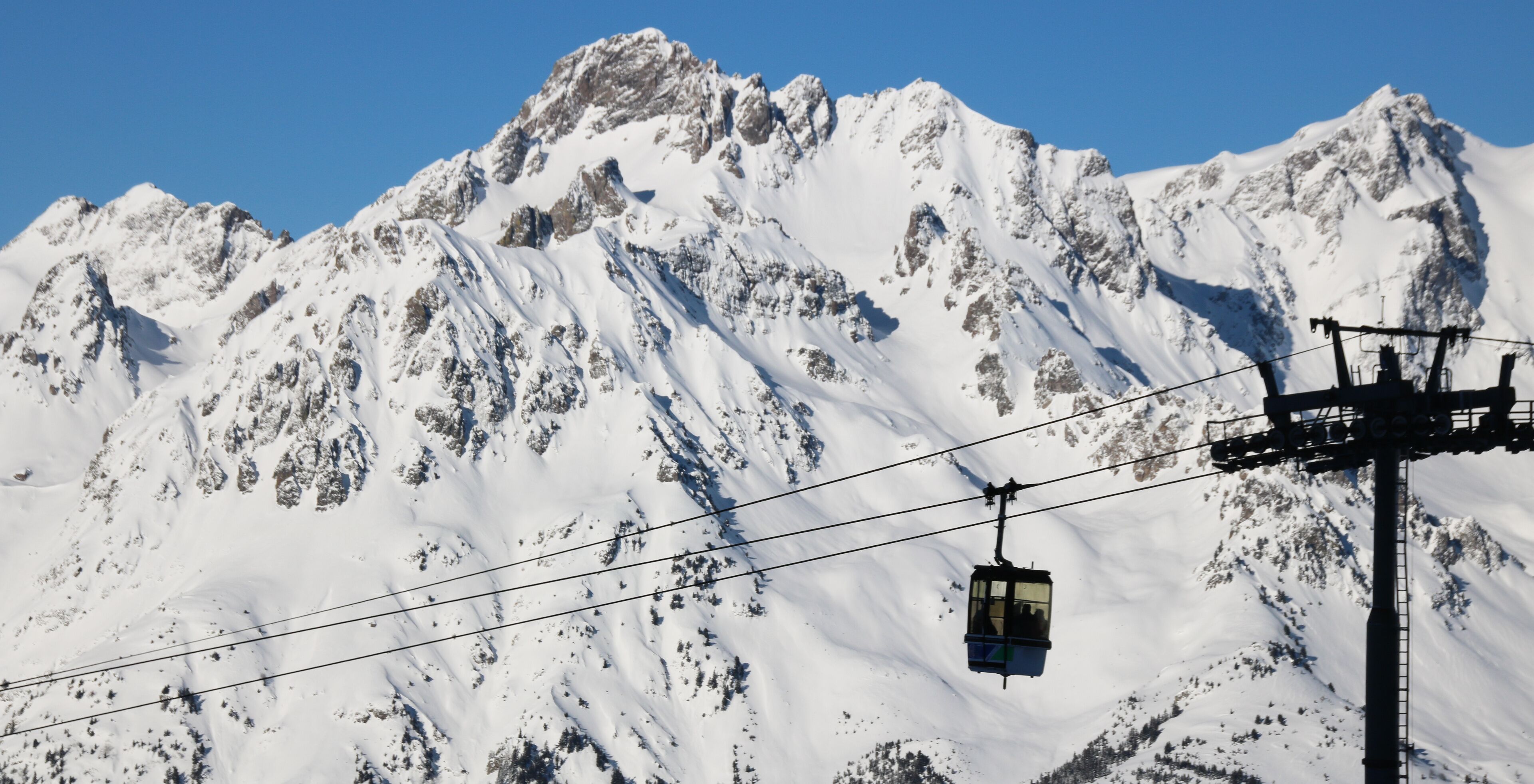 téléphérique dans la station de sports d'hiver de l'Alpe d'huez en hiver en Isère en France