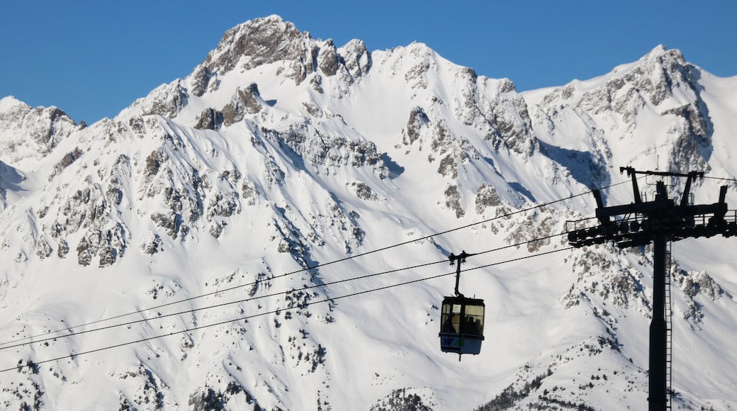 téléphérique dans la station de sports d'hiver de l'Alpe d'huez en hiver en Isère en France
