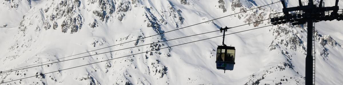 téléphérique dans la station de sports d'hiver de l'Alpe d'huez en hiver en Isère en France