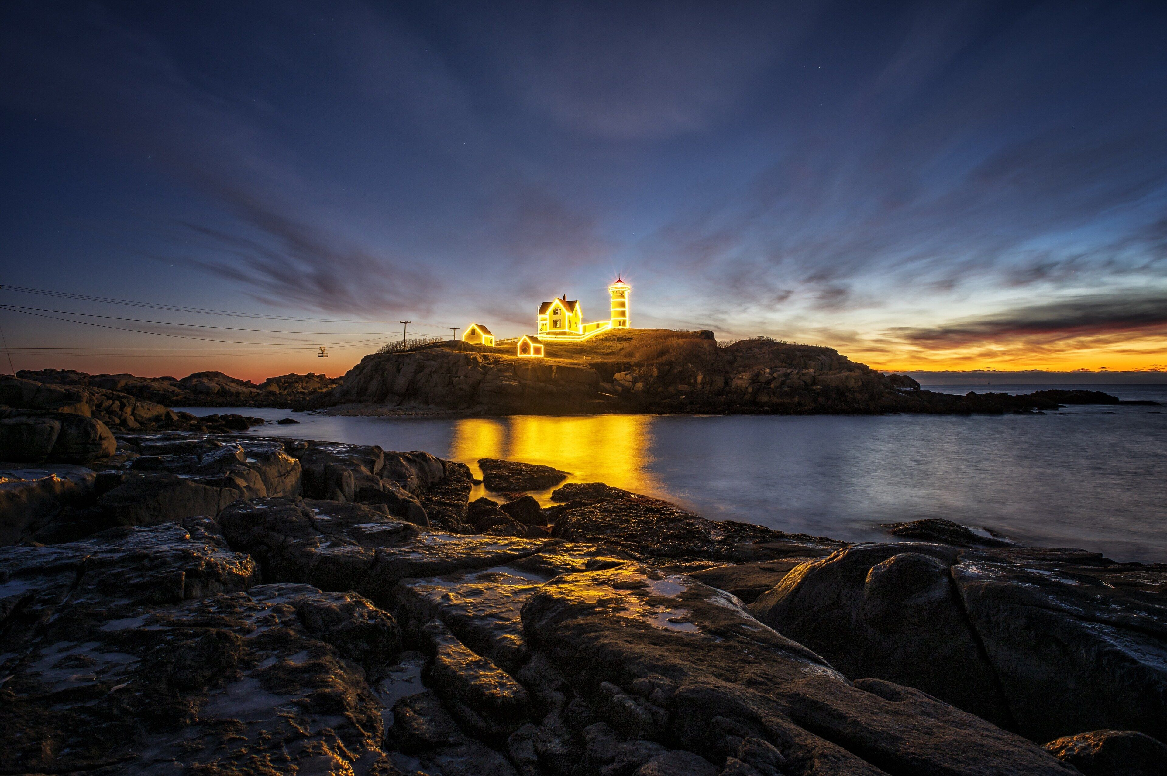 Nubble Lighthouse during the sunrise. To take pictures at this time of the year is painful...soo cold and windy!
#lighhouse #nubblelighthouse #usa #travel 