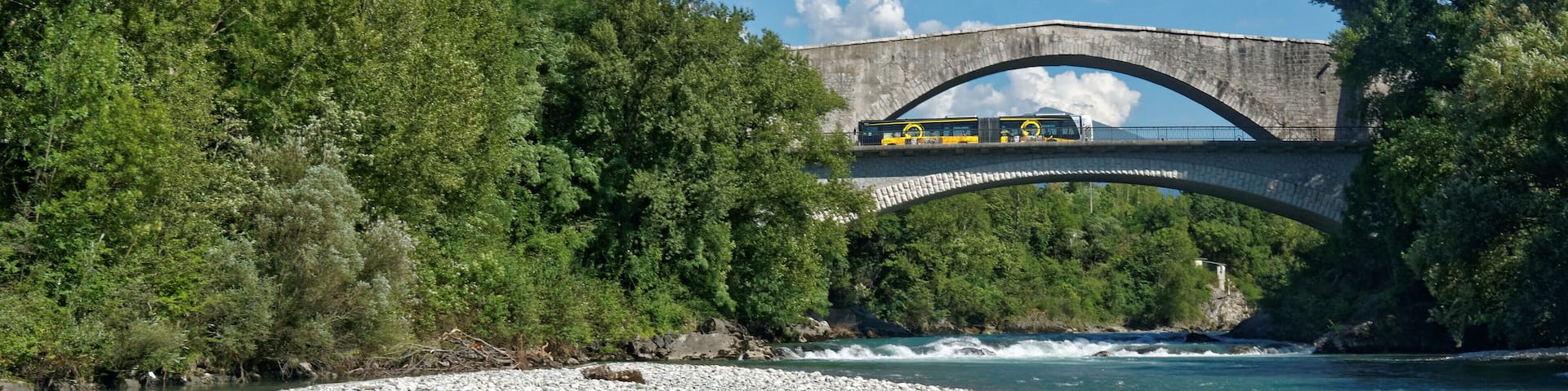 Un bus de la ligne C2 franchit le pont sur le Drac à Pont-de-Claix
