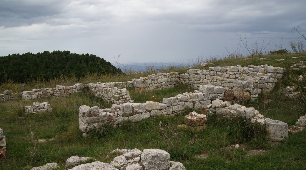 Monte Adranone: Gebäude mit rechtwinkligem Grundriss
