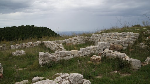 Monte Adranone: Gebäude mit rechtwinkligem Grundriss