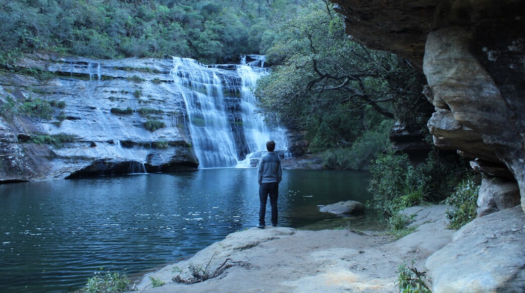 homem admirando Cachoeira do lago Azul em Jaguariaíva, Paraná, Brasil