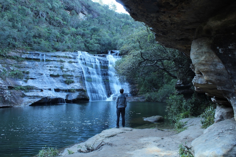 homem admirando Cachoeira do lago Azul em Jaguariaíva, Paraná, Brasil