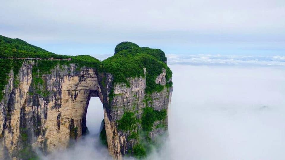 The amazing sea of clouds on the #TianmenMountain . #天门山云海奇观.
https://twitter.com/Beautifulgx