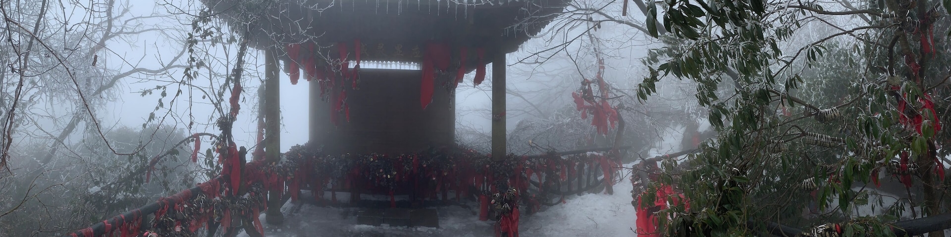 Just a few meters away from the regular tourist hiking path, you can find this small temple in the Tianmen Mountain National Park.
On the handrail, you can see hundreds of small padlocks with the names of couples.
The fog weather creates a magic atmosphere.
#LifeAtExpediaGroup