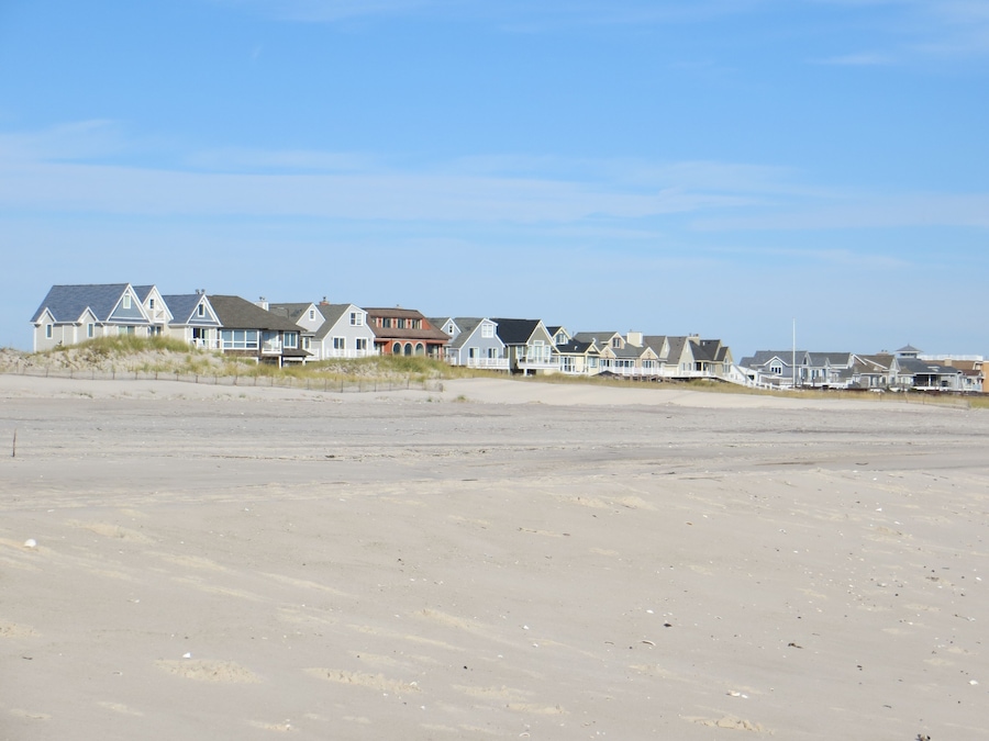 Una playa con casas y dunas.