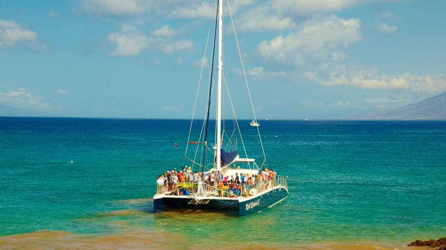 Molokini showing a bay or harbor and boating