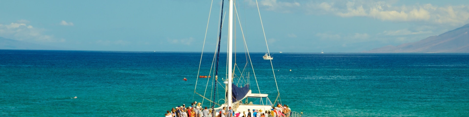 Molokini showing a bay or harbor and boating