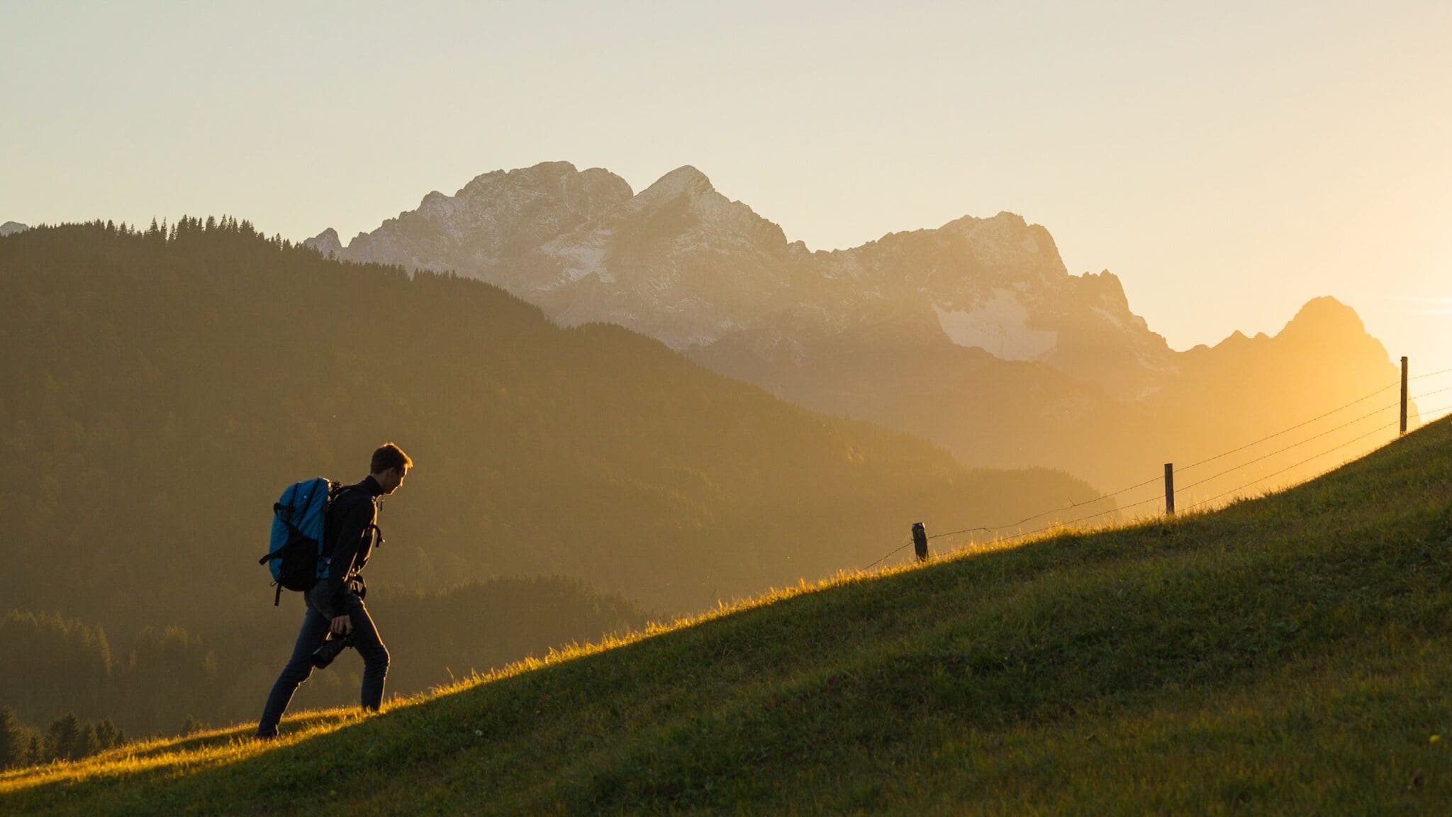 Shot this banger of my fellow photography buddy walking up the hill in some gorgeous side light.
#golden