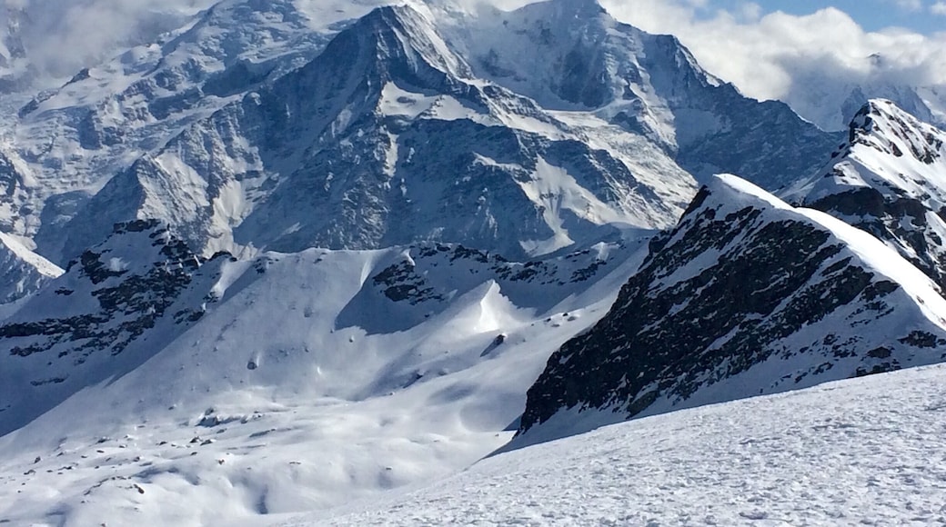 Just back from a week snowboarding in Flaine, France. Not much snow but caught a good tan! This is the view from the main gondola of Mount Blanc standing at around 4800ft.