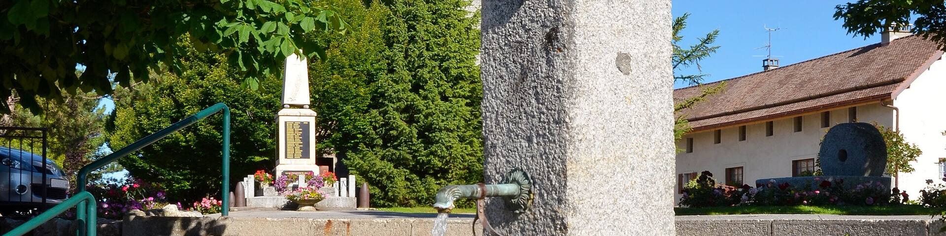 Fontaine près de l'église de Saint Paul en Chablais en France