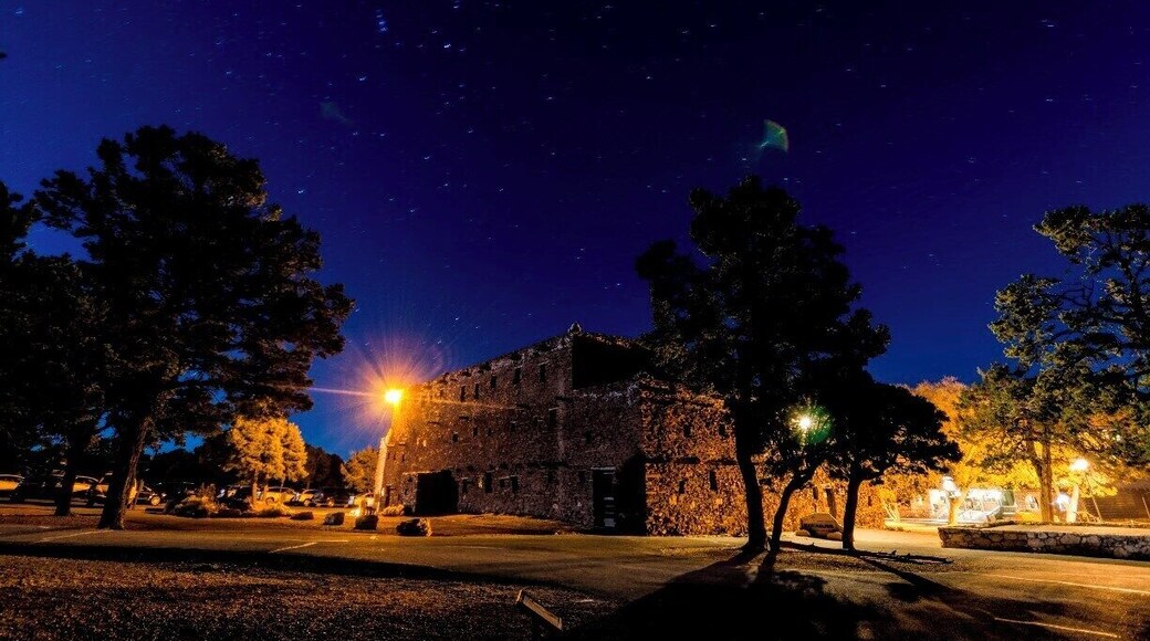 this was a 6 minute exposure I am trying to figure out what is above the tree.
#roadtrip
#nationalpark