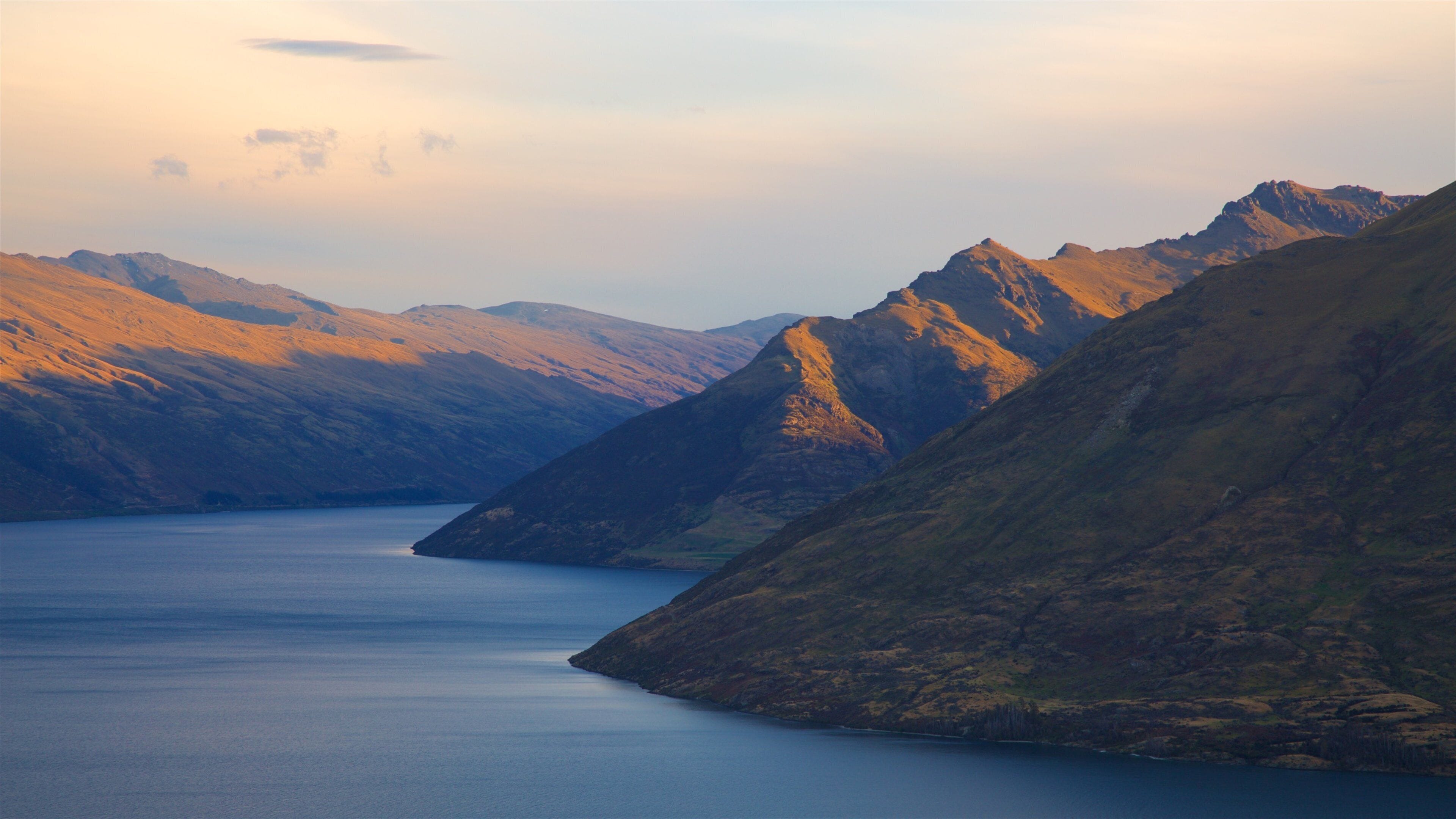 Cecil Peak featuring auringonlasku, vuoret ja jÀrvi tai vesikuoppa