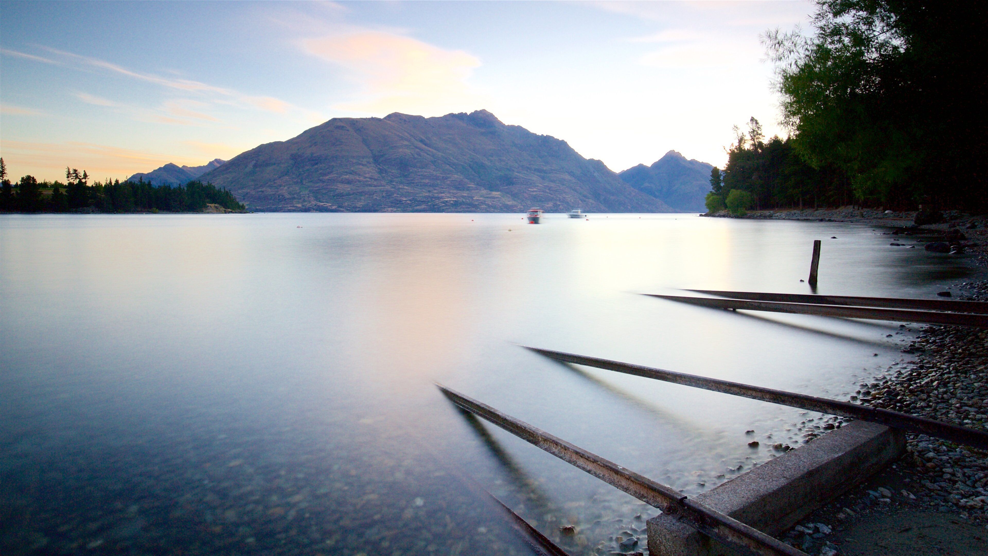 Cecil Peak qui includes coucher de soleil, montagnes et lac ou étang