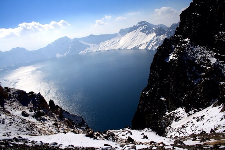 Heavenly lake: A deep blue Volcanic crater lake at an elevation of 2104m is the highlight of Changbaishan. The lake,12kms in circumference is surrounded by jagged rick out crops and 15mountainous peaks the highest is White Rock Peak(baiyan feng) 2794m.