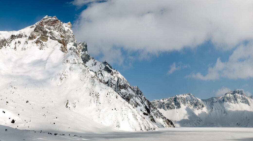 Heaven Lake, Tianchi in Chinese, winter landscape, caldera of Mount Paektu (Baekdu), volcano on Sino-Korean border, Changbai Mountains, Yanbian Korean Autonomous Prefecture (Yeonbyeon), Jilin, China